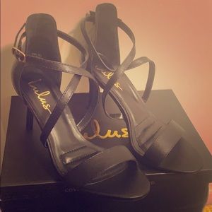 Lulus black pumps